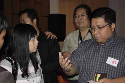 Ngerti kok Mas, Kita Ini Mau Ngajak Foto Bareng Ajah ... 