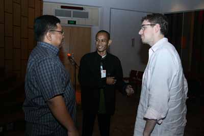 Weks, Ada Bule Mau Ngajak Foto Juga ... Kaya Pernah Lihat, Dimana yah?